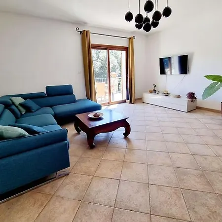 Maison Agreable Avec Grands Volumes Levie