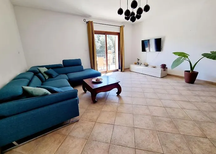 Maison Agreable Avec Grands Volumes Levie
